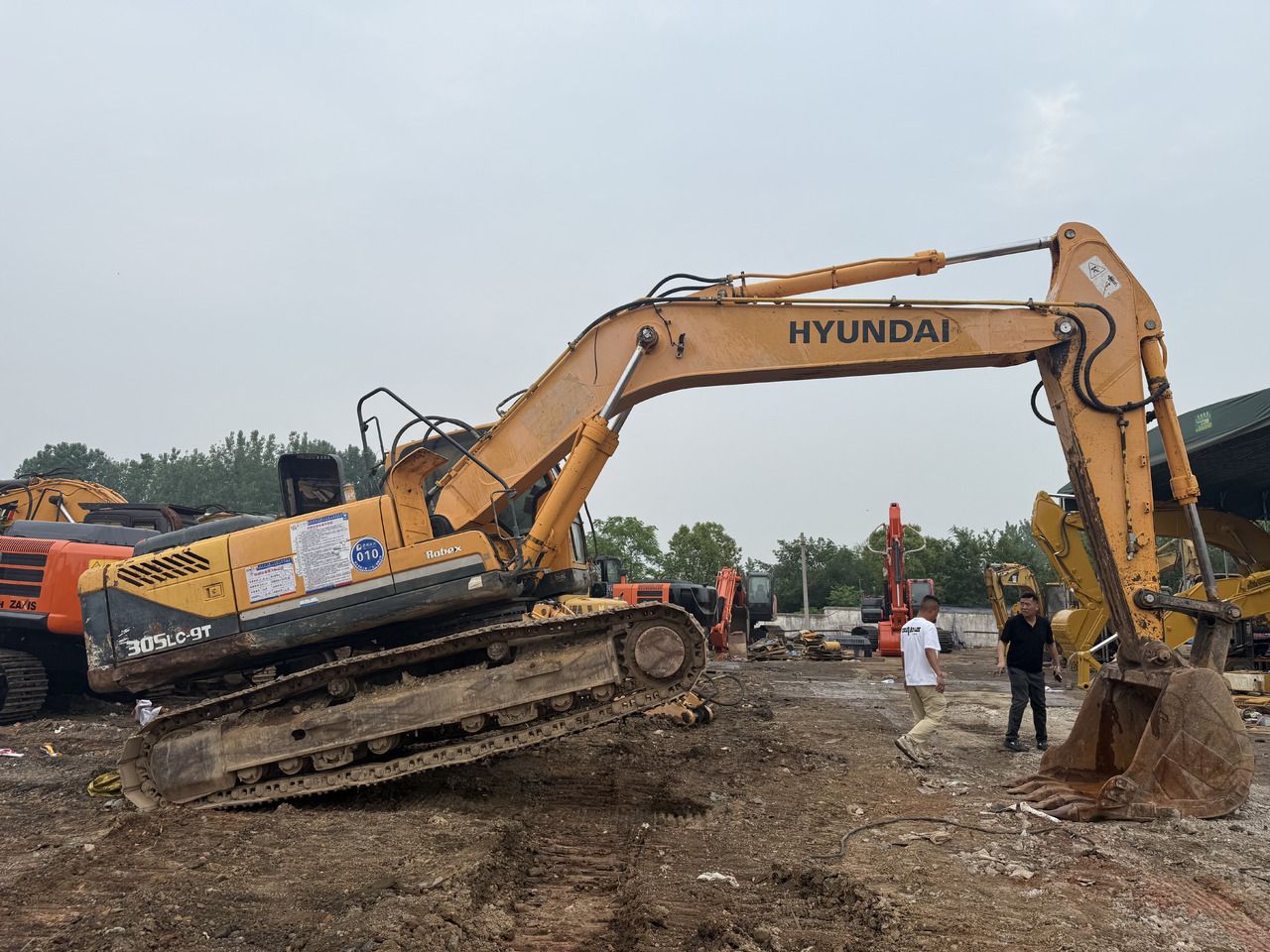2020 Hyundai 305LC-9T crawler excavator, side profile view