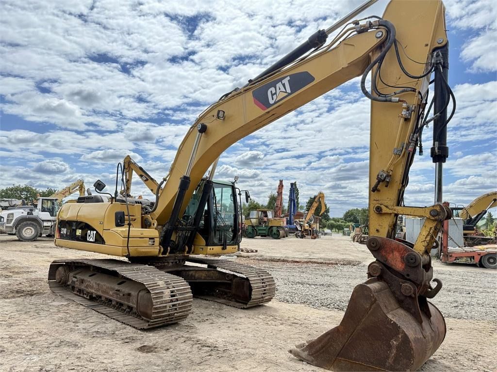 2008 Caterpillar 324DL crawler excavator, side view 2008 Caterpillar 324DL crawler excavator, side view