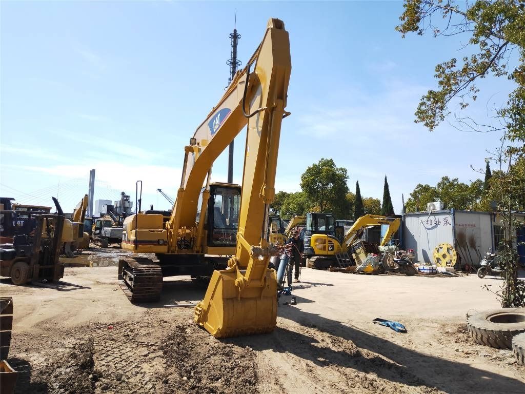 2024 Caterpillar 320B crawler excavator, front three-quarter view 2024 Caterpillar 320B crawler excavator, front three-quarter view