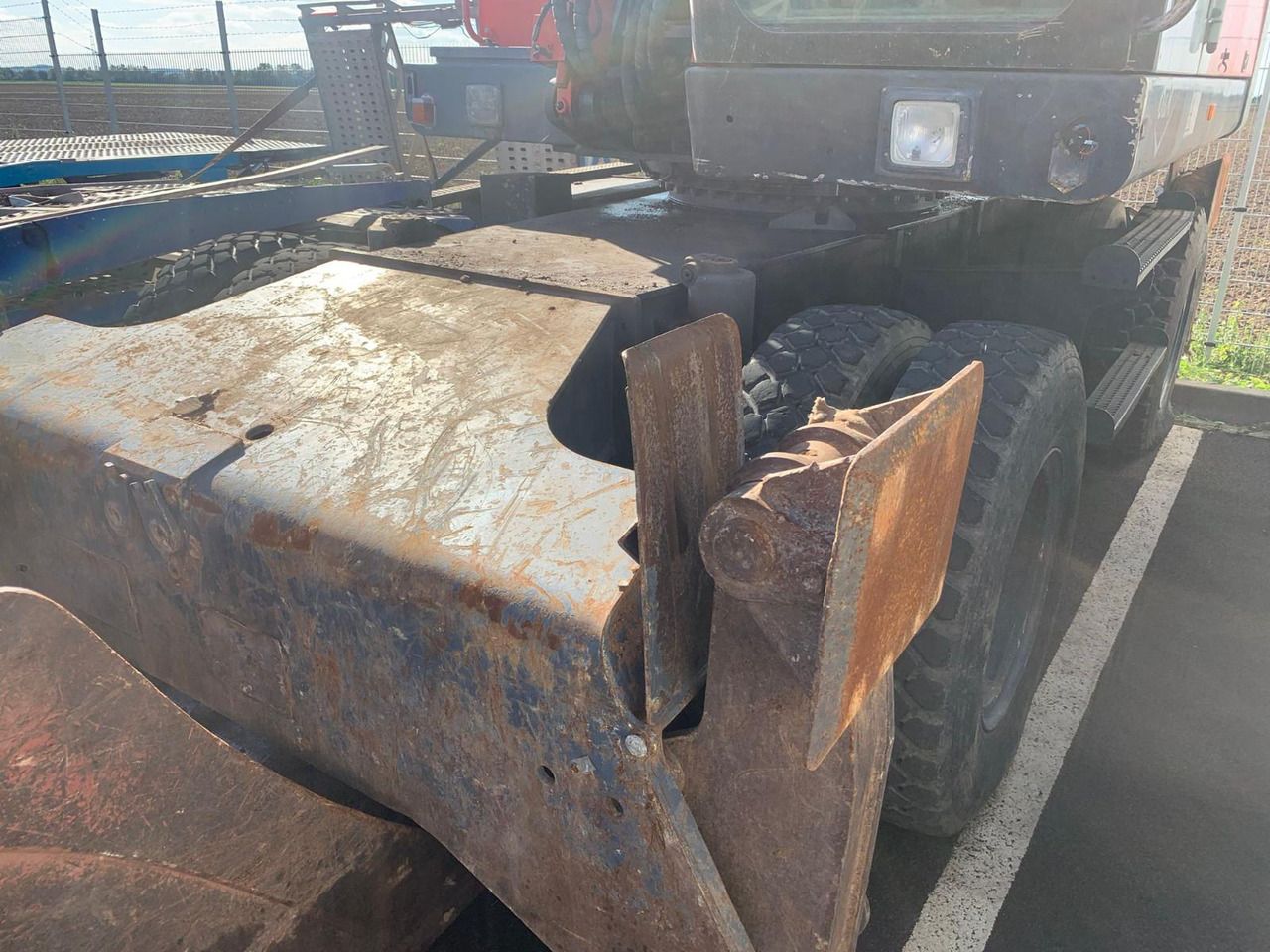 2001 O&K MH 5.5 wheel excavator, rear view of undercarriage