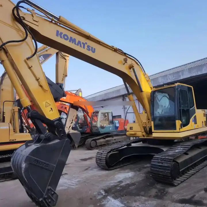 Koparka gąsienicowa 2018 Komatsu PC220-8, widok z przodu pod kątem Koparka gąsienicowa 2018 Komatsu PC220-8, widok z przodu pod kątem