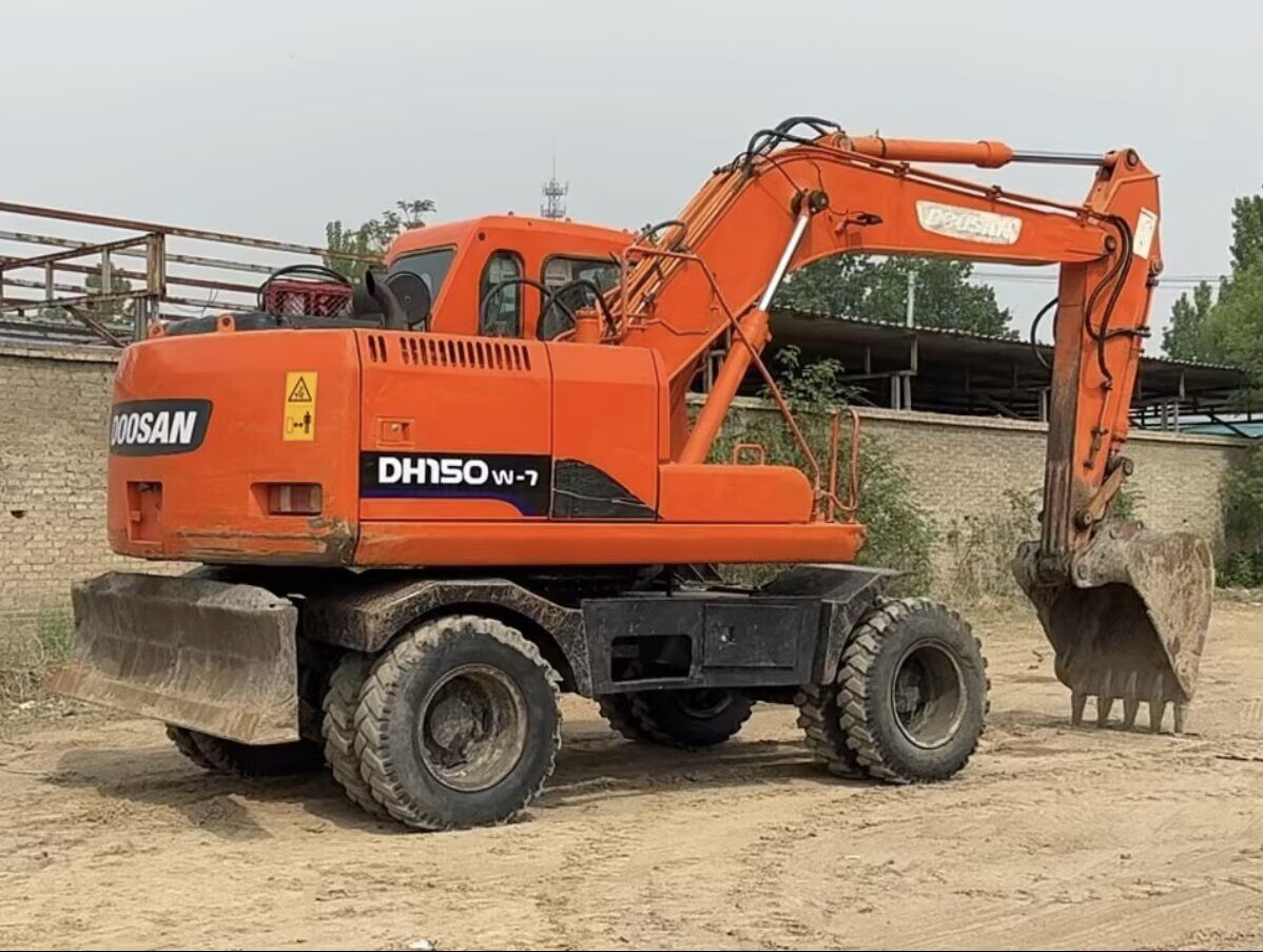 2016 Doosan DH150W-7 wheel excavator, rear three-quarter view 2016 Doosan DH150W-7 wheel excavator, rear three-quarter view