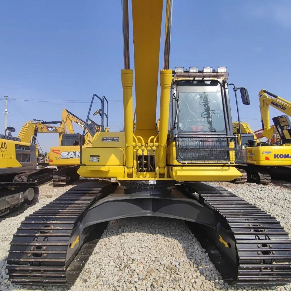 Escavatore cingolato Komatsu PC220-8 del 2023, vista frontale Escavatore cingolato Komatsu PC220-8 del 2023, vista frontale