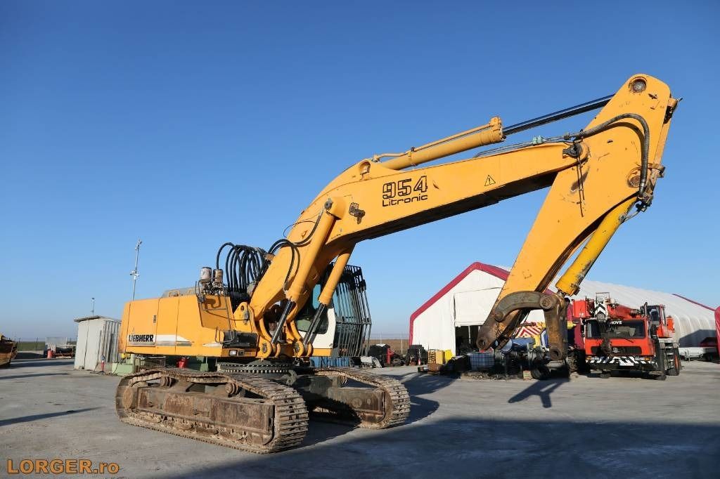 2005 Liebherr R954 B crawler excavator, side view 2005 Liebherr R954 B crawler excavator, side view