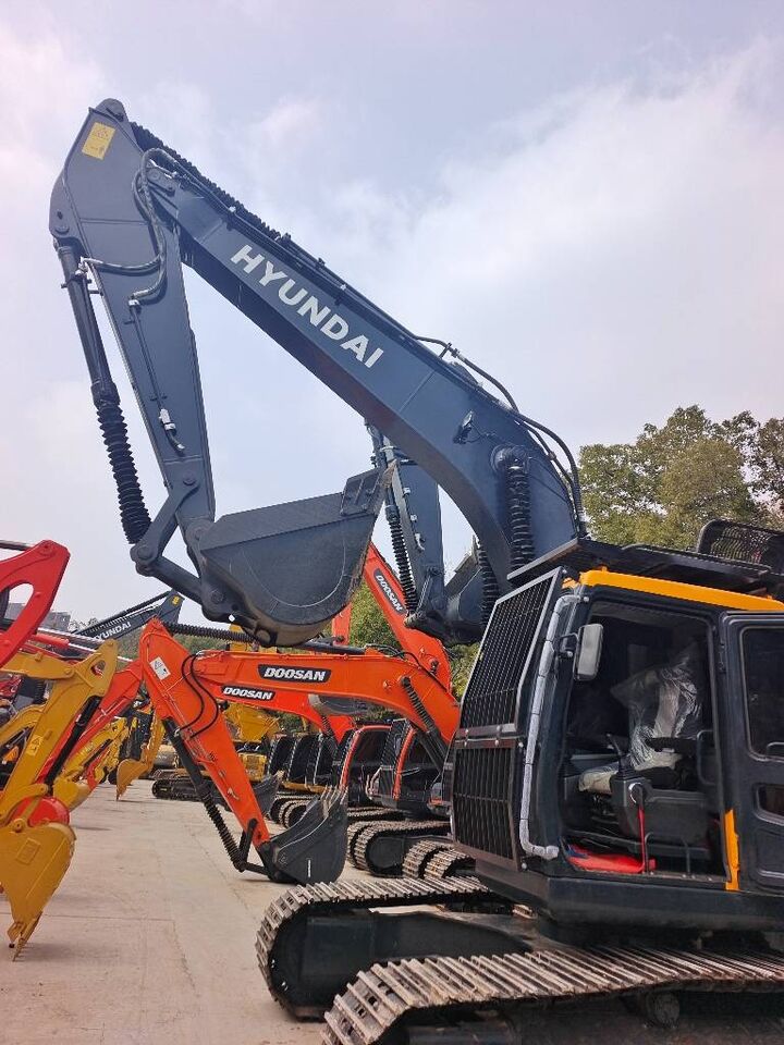 2025 Hyundai R225LC-9T crawler excavator, side view 2025 Hyundai R225LC-9T crawler excavator, side view