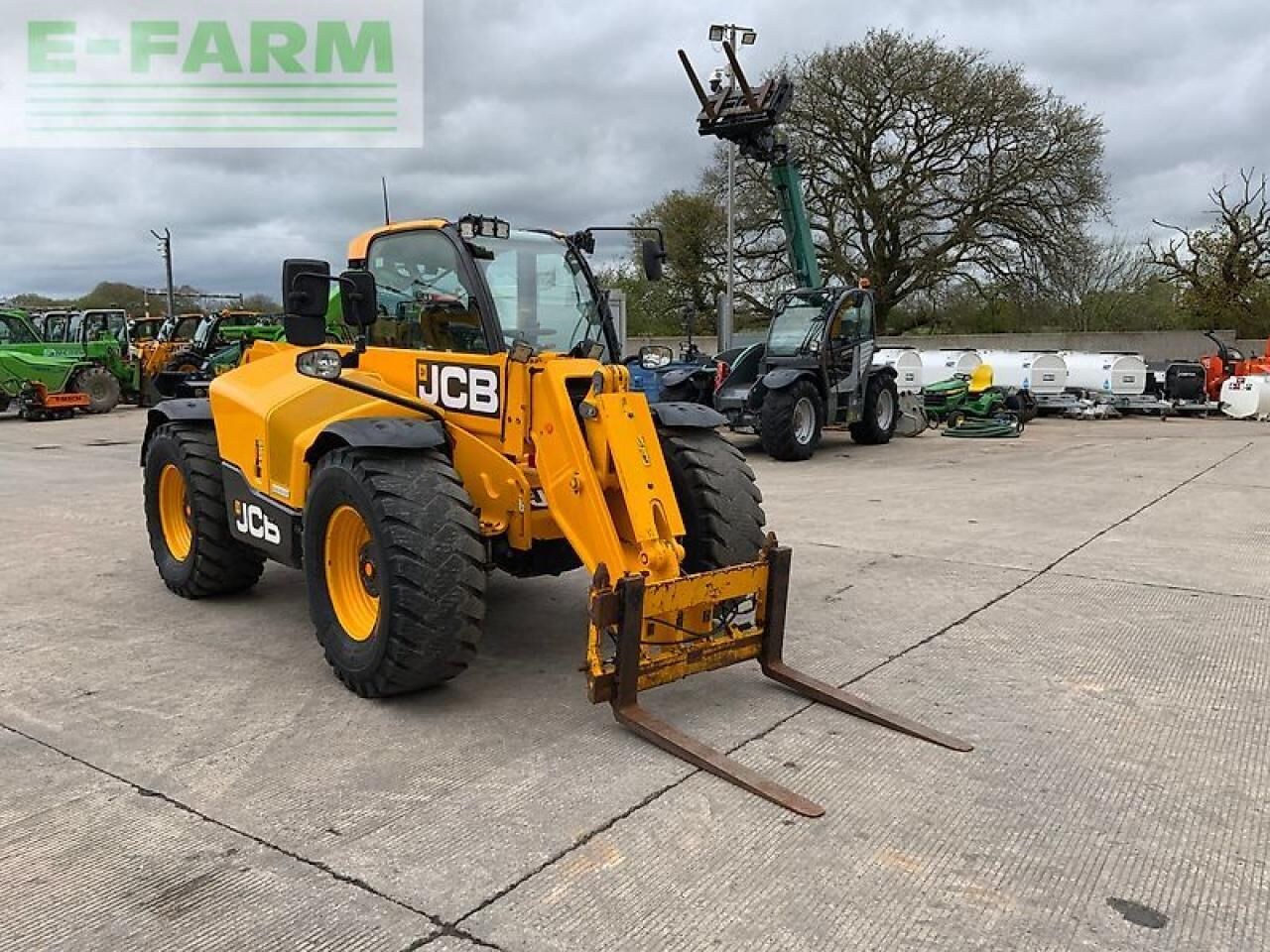 2022 JCB 542-70 Agri Xtra telehandler, front three-quarter view