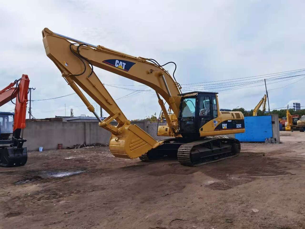 2010 Caterpillar 325C crawler excavator, side profile view 2010 Caterpillar 325C crawler excavator, side profile view