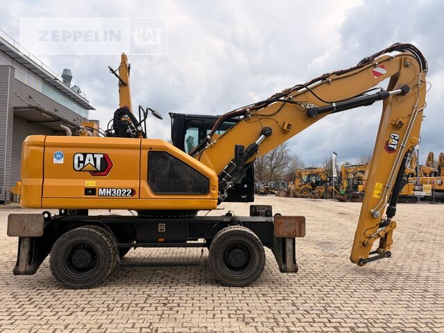 2024 Caterpillar MH3022-07A material handler, side view 2024 Caterpillar MH3022-07A material handler, side view