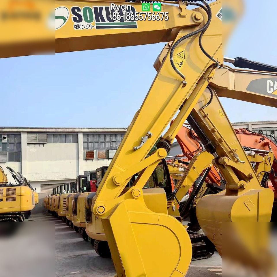Dettaglio braccio e benna di escavatore cingolato Komatsu PC200-8 del 2012 Dettaglio braccio e benna di escavatore cingolato Komatsu PC200-8 del 2012