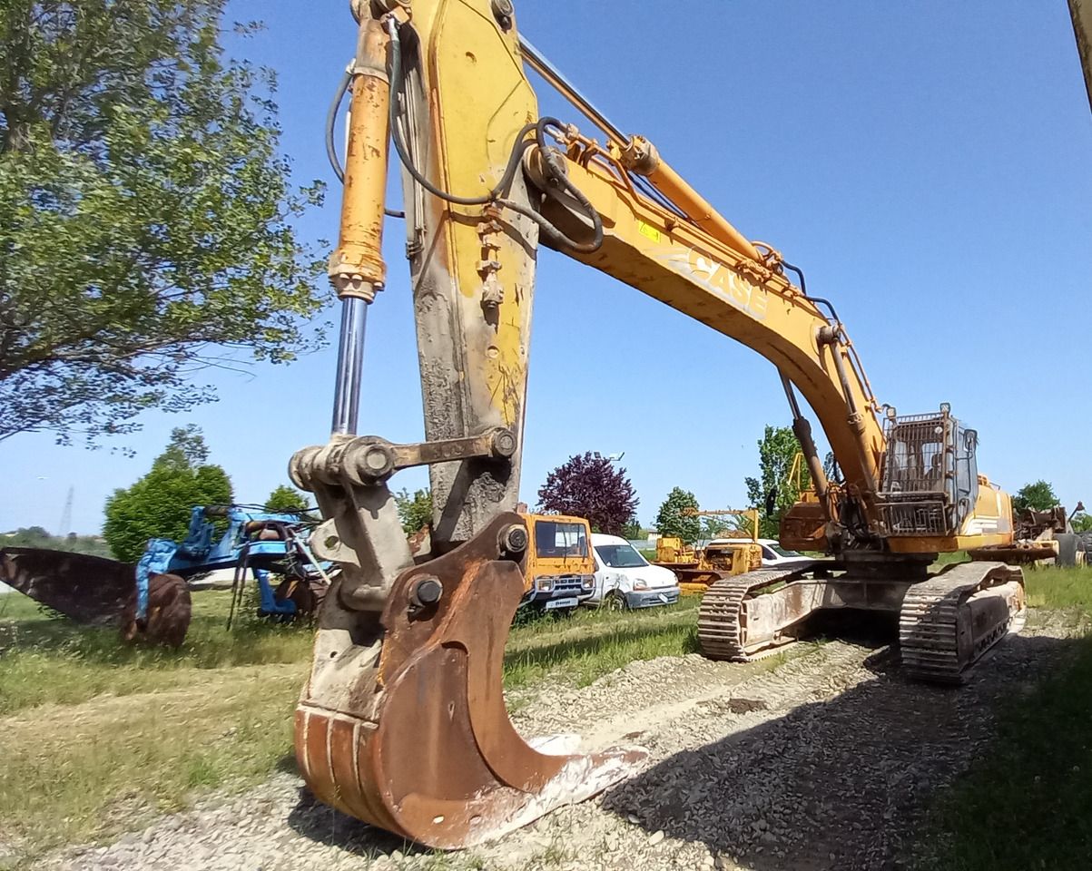 2000 CASE 9046 crawler excavator, front three-quarter view 2000 CASE 9046 crawler excavator, front three-quarter view