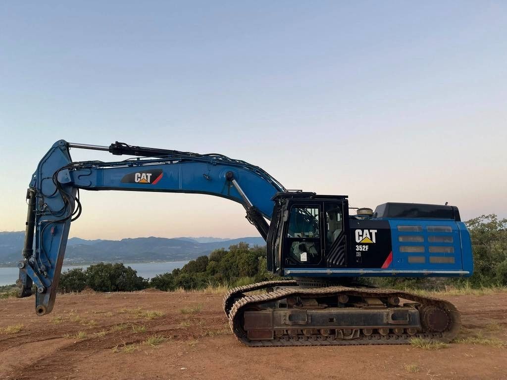 2018 Caterpillar 352F crawler excavator side view 2018 Caterpillar 352F crawler excavator side view