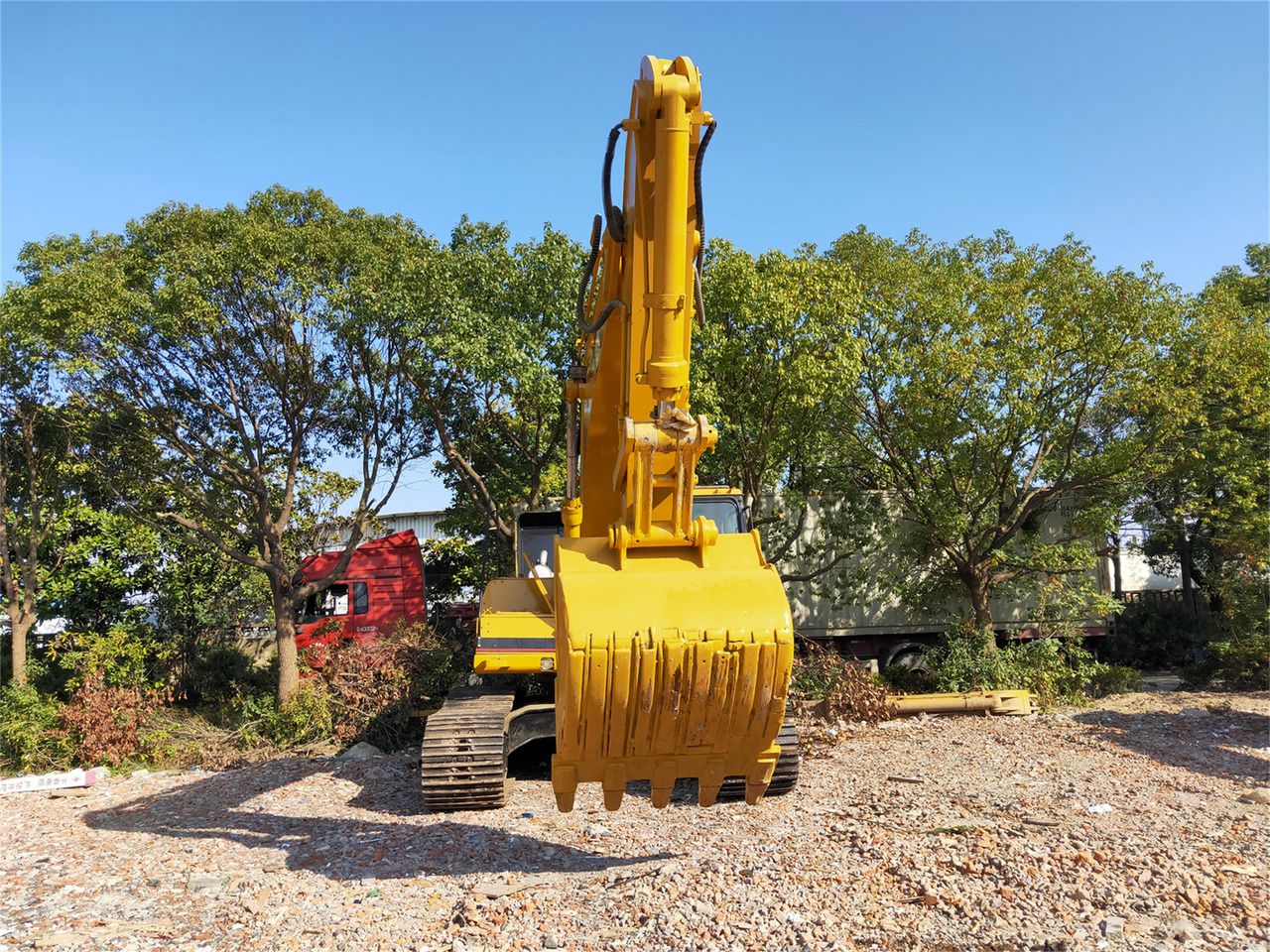 2022 Caterpillar 330BL crawler excavator, front view 2022 Caterpillar 330BL crawler excavator, front view