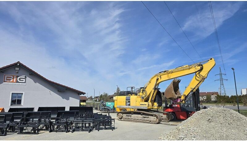 2017 Komatsu PC240 NLC-11 excavator, side view 2017 Komatsu PC240 NLC-11 excavator, side view