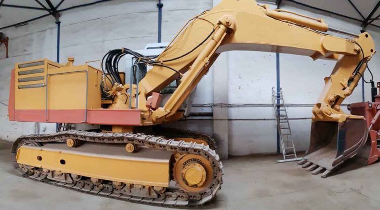 1997 Demag H55 crawler excavator, side profile view 1997 Demag H55 crawler excavator, side profile view