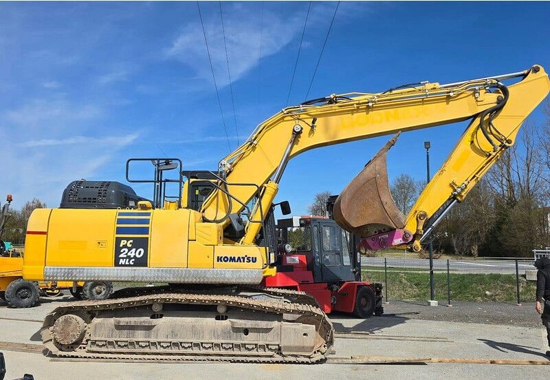 2017 Komatsu PC240 NLC-11 excavator side view 2017 Komatsu PC240 NLC-11 excavator side view