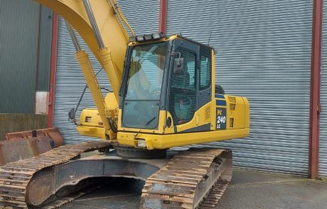 2011 Komatsu PC240LC-8 crawler excavator, side profile view 2011 Komatsu PC240LC-8 crawler excavator, side profile view