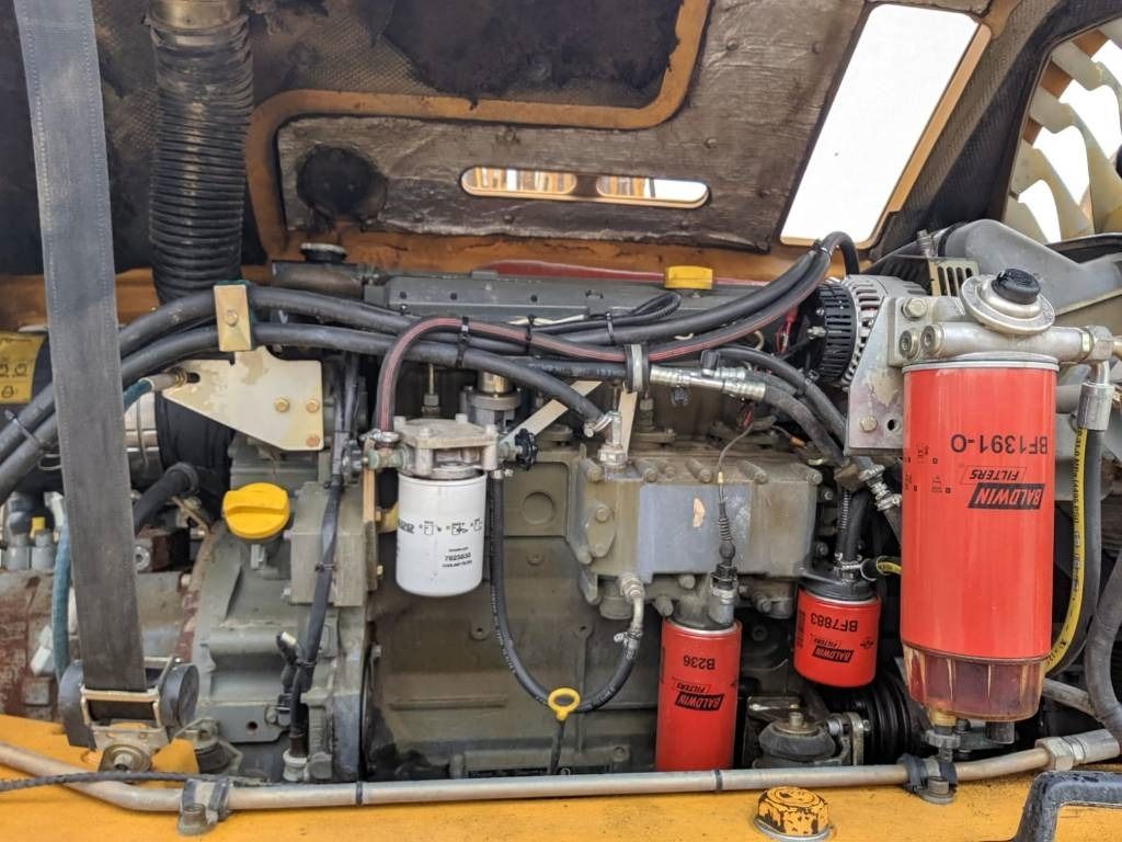 2007 Liebherr R 317 LITRONIC crawler excavator engine compartment view