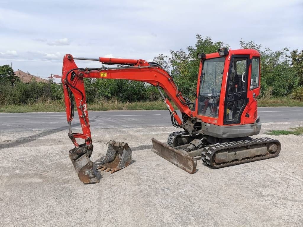 2010 Kubota U35-3 mini excavator, side profile view 2010 Kubota U35-3 mini excavator, side profile view