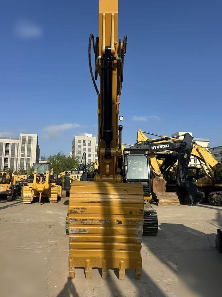 2024 Caterpillar 325D crawler excavator, front view of bucket and boom 2024 Caterpillar 325D crawler excavator, front view of bucket and boom