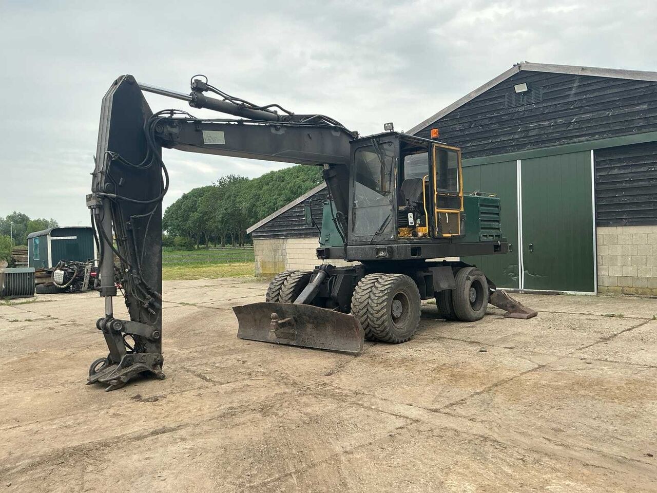 1998 Volvo EW200 wheel excavator, side view 1998 Volvo EW200 wheel excavator, side view