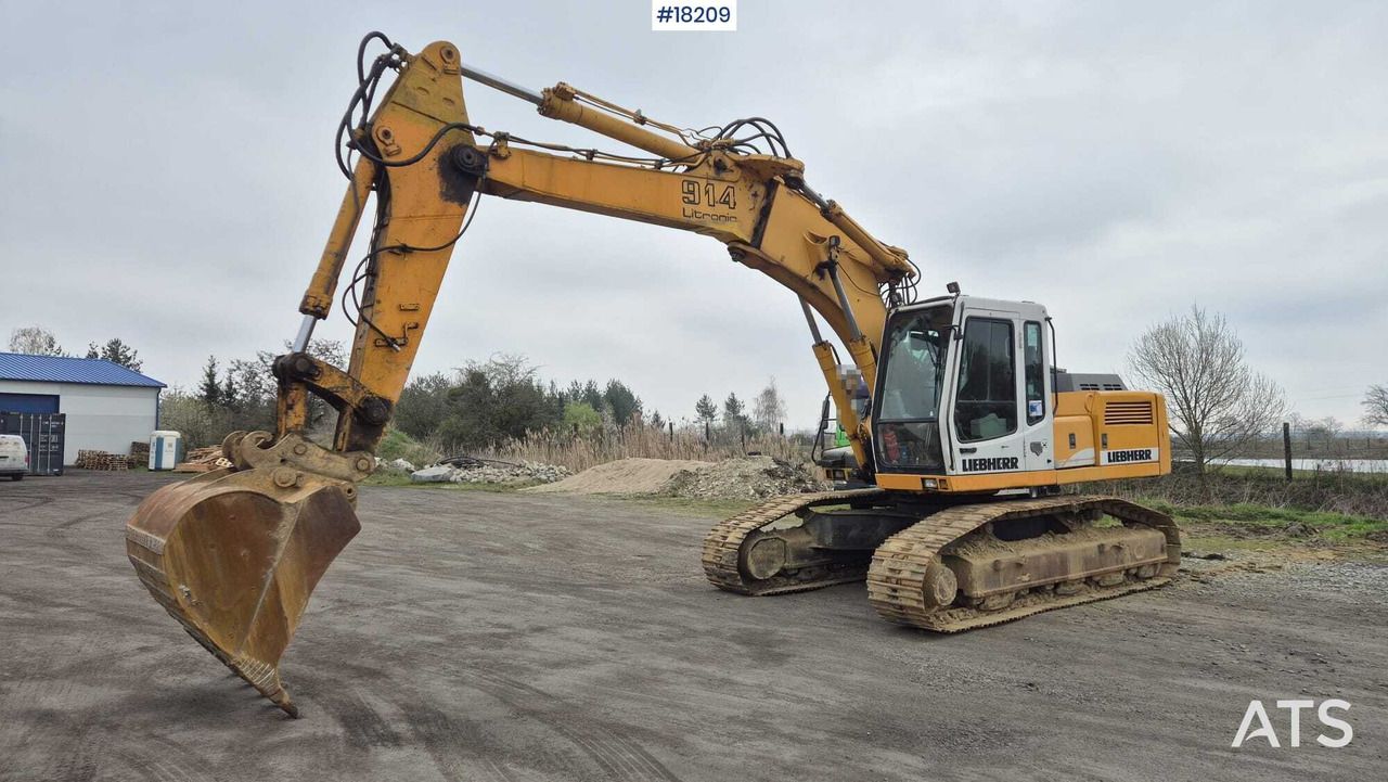 2002 Liebherr R914 Litronic crawler excavator, side view