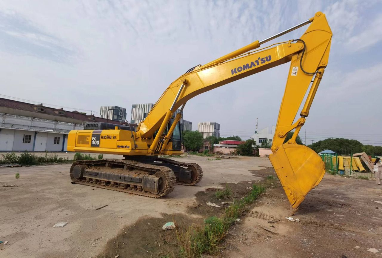 2017 Komatsu PC400-7 crawler excavator, side view 2017 Komatsu PC400-7 crawler excavator, side view