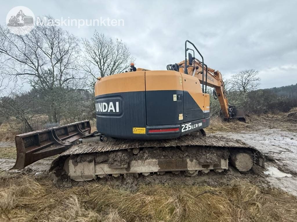 2016 Hyundai R235LCR-9A crawler excavator rear view 2016 Hyundai R235LCR-9A crawler excavator rear view