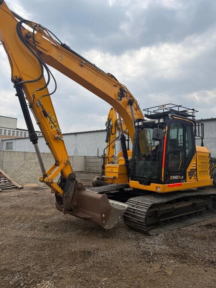 2020 JCB 140X LC crawler excavator, front three-quarter view 2020 JCB 140X LC crawler excavator, front three-quarter view