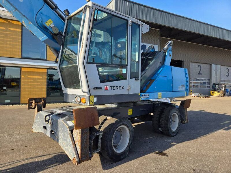 2016 Fuchs MHL331 material handler, front three-quarter view