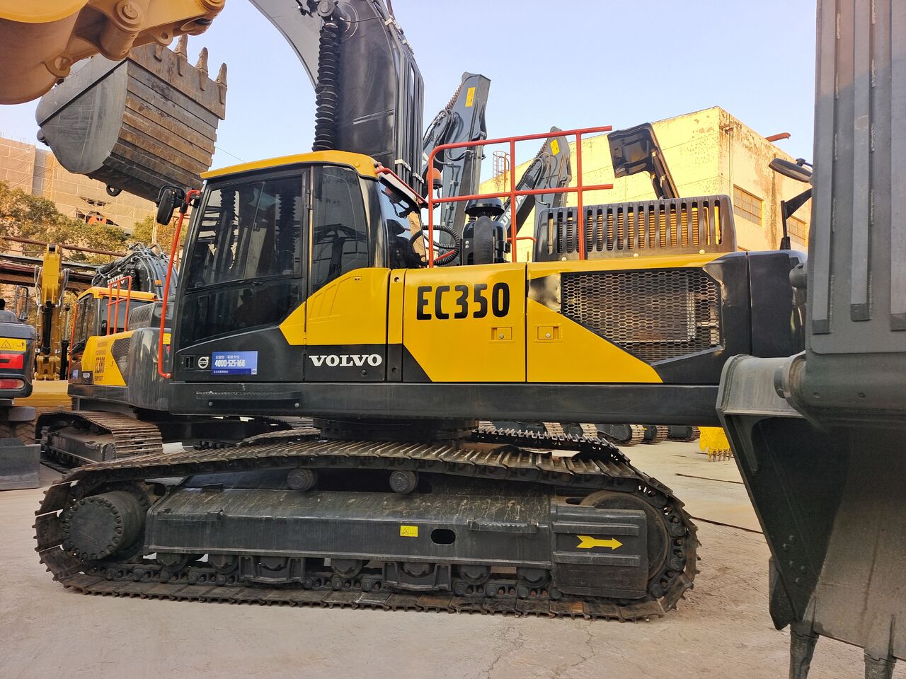 2025 Volvo EC350D crawler excavator side view 2025 Volvo EC350D crawler excavator side view