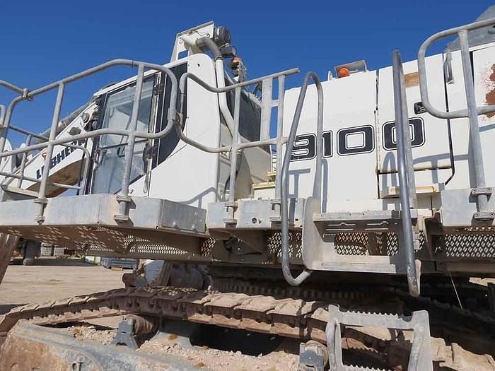 2016 Liebherr R9100 crawler excavator side view 2016 Liebherr R9100 crawler excavator side view