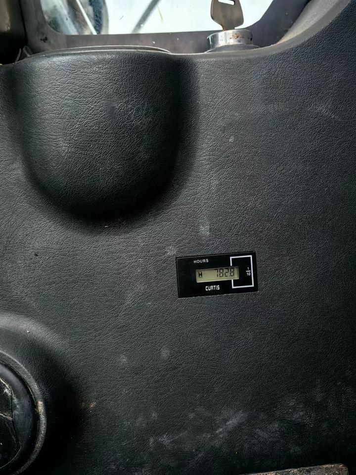 Hyundai 220-9S Crawler Excavator hour meter view Hyundai 220-9S Crawler Excavator hour meter view