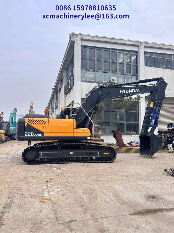 2024 Hyundai 220LC-9S crawler excavator side view 2024 Hyundai 220LC-9S crawler excavator side view