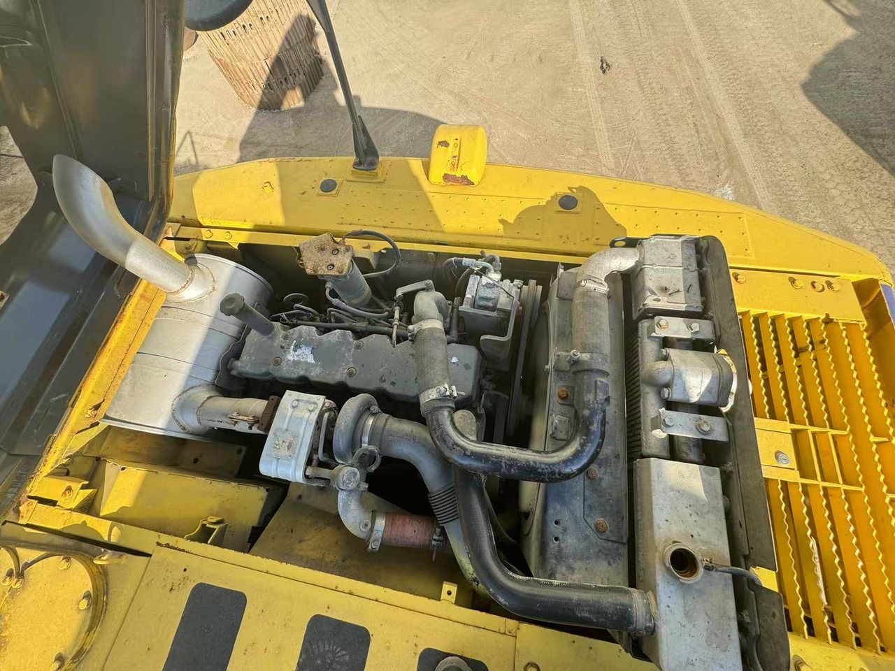 2018 Komatsu PC200-8 paletli ekskavatör motor bölmesi görünümü