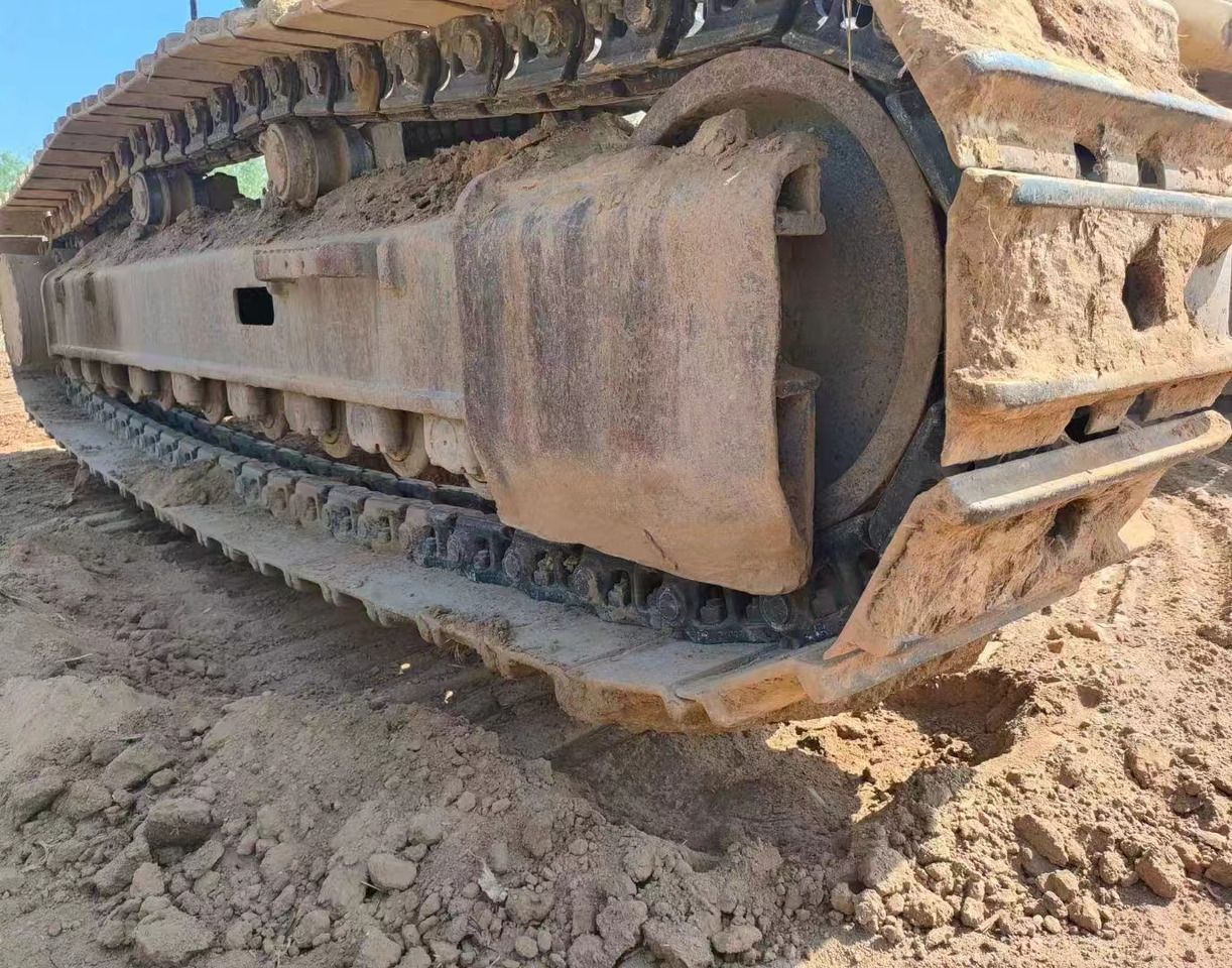 2021 Caterpillar 349D2 crawler excavator track assembly detail 2021 Caterpillar 349D2 crawler excavator track assembly detail