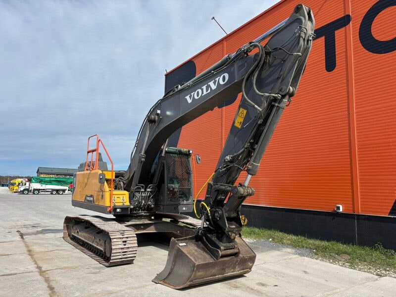 2018 Volvo EC220EL crawler excavator, side view 2018 Volvo EC220EL crawler excavator, side view