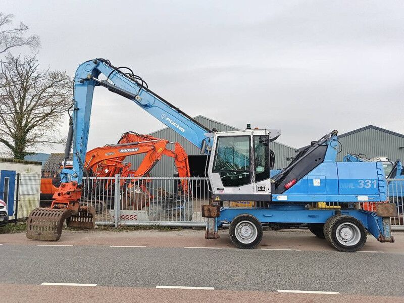 2007 Fuchs MHL 331 material handler, side view 2007 Fuchs MHL 331 material handler, side view