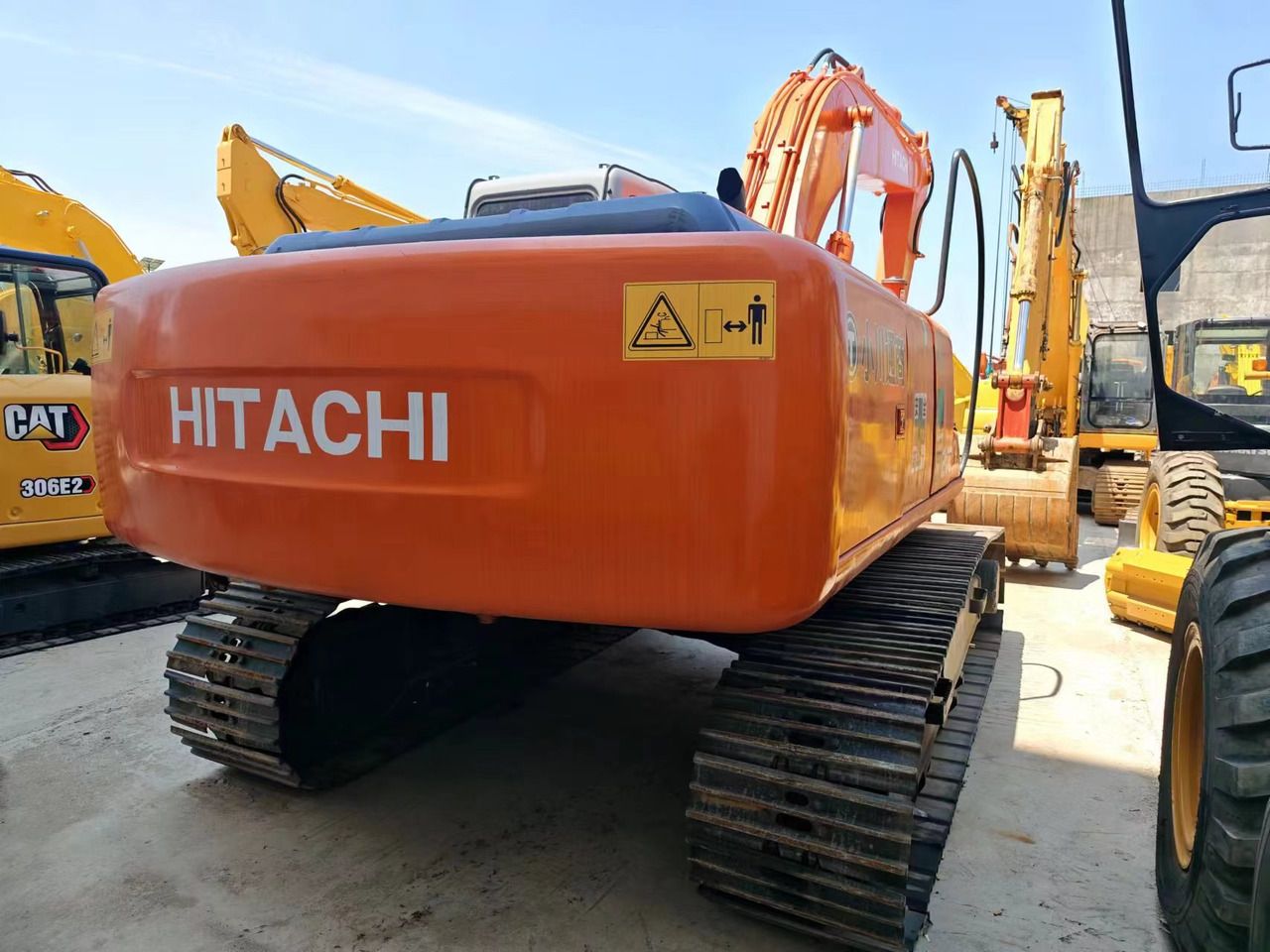 2016 Hitachi EX200-5 crawler excavator rear view 2016 Hitachi EX200-5 crawler excavator rear view