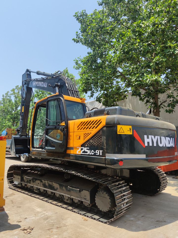 Hyundai 225LC-9T crawler excavator, rear three-quarter view Hyundai 225LC-9T crawler excavator, rear three-quarter view