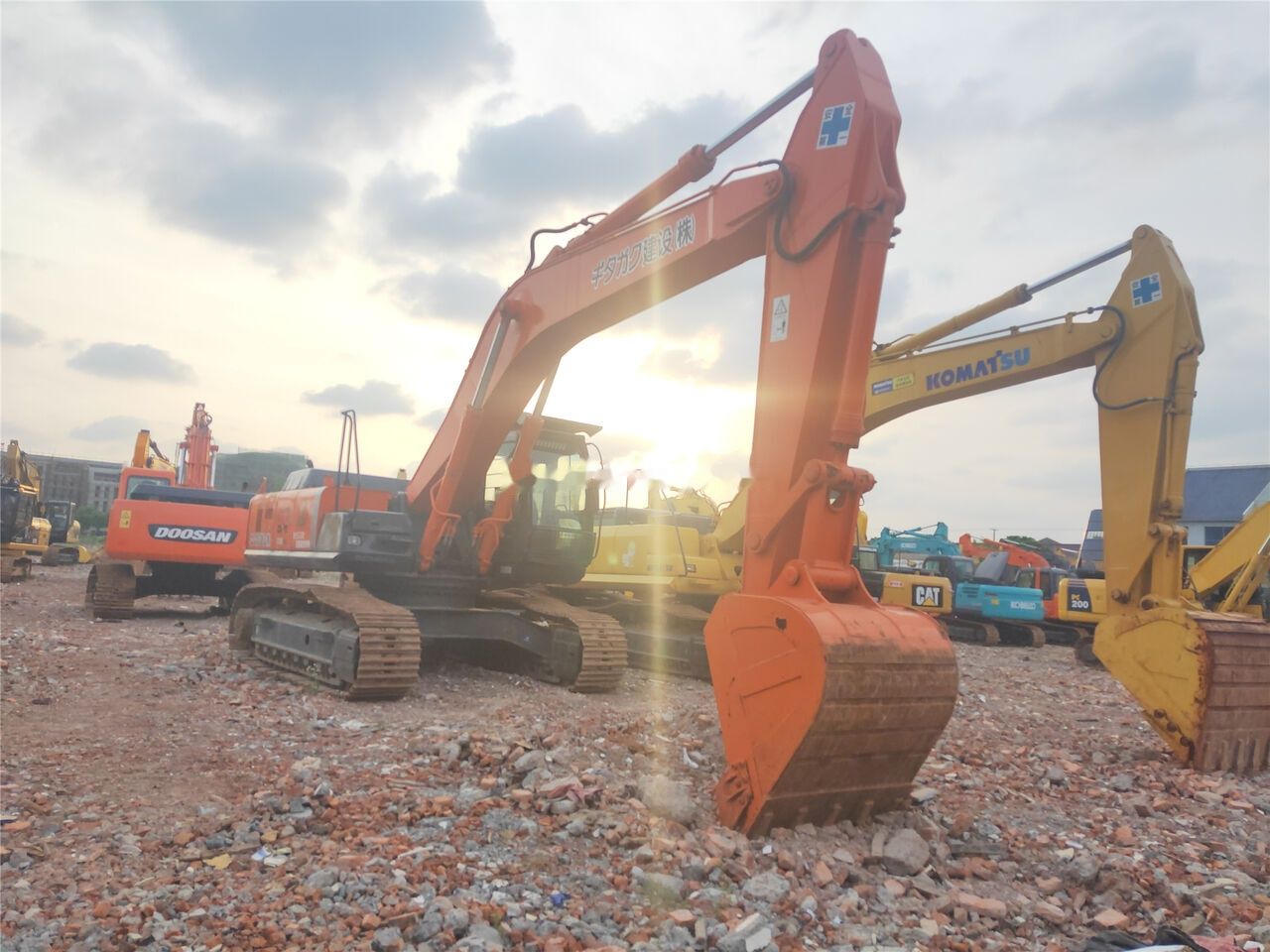 2014 Hitachi ZX350H-3G crawler excavator, side profile view 2014 Hitachi ZX350H-3G crawler excavator, side profile view