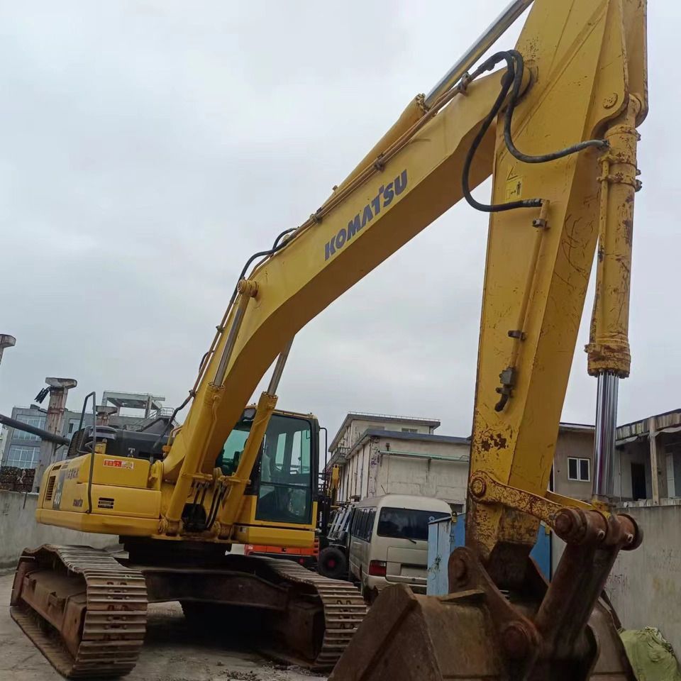 2016 Komatsu PC400-8 crawler excavator, rear three-quarter view 2016 Komatsu PC400-8 crawler excavator, rear three-quarter view