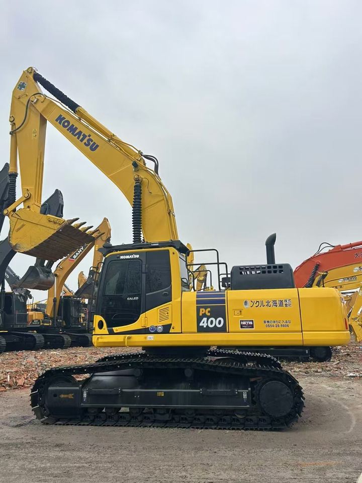 Komatsu PC400 crawler excavator, side view Komatsu PC400 crawler excavator, side view