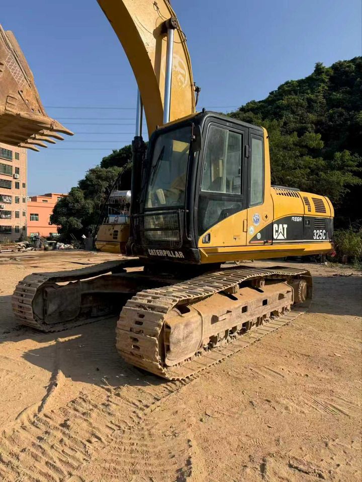 2009 Caterpillar 325CL crawler excavator, front three-quarter view 2009 Caterpillar 325CL crawler excavator, front three-quarter view