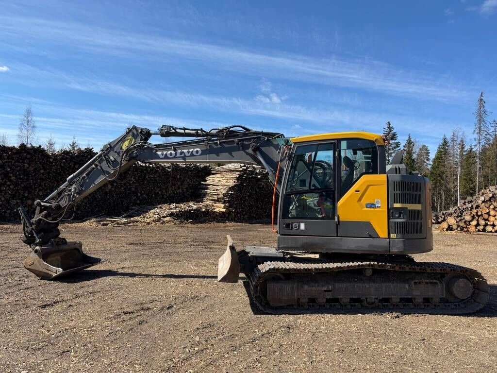 2017 Volvo ECR145EL crawler excavator, side view 2017 Volvo ECR145EL crawler excavator, side view