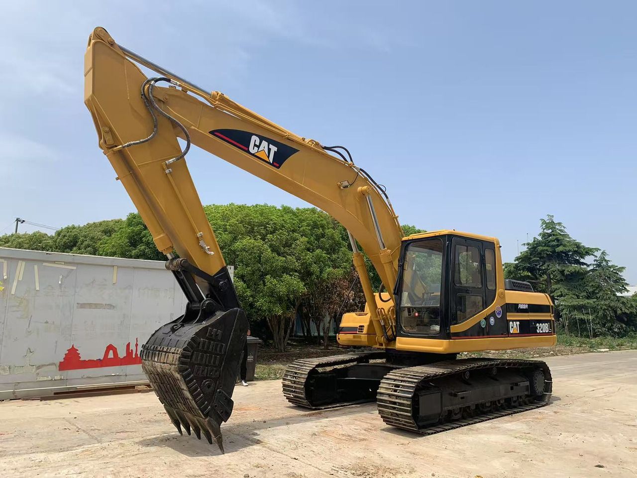 2015 Caterpillar 320BL crawler excavator, side view 2015 Caterpillar 320BL crawler excavator, side view