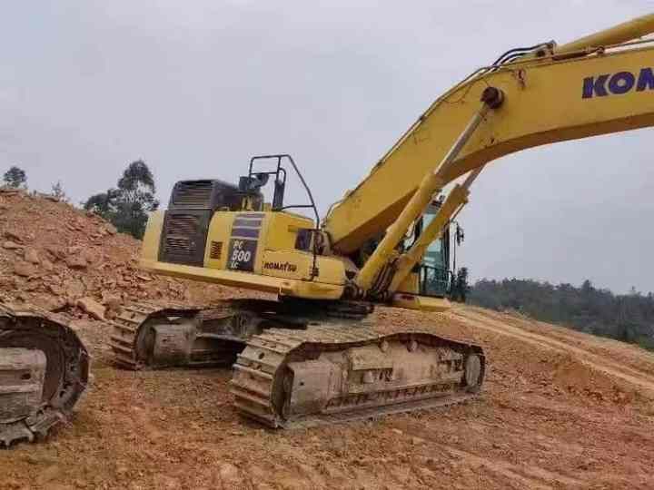 2020 Komatsu PC500-10 crawler excavator, side view 2020 Komatsu PC500-10 crawler excavator, side view