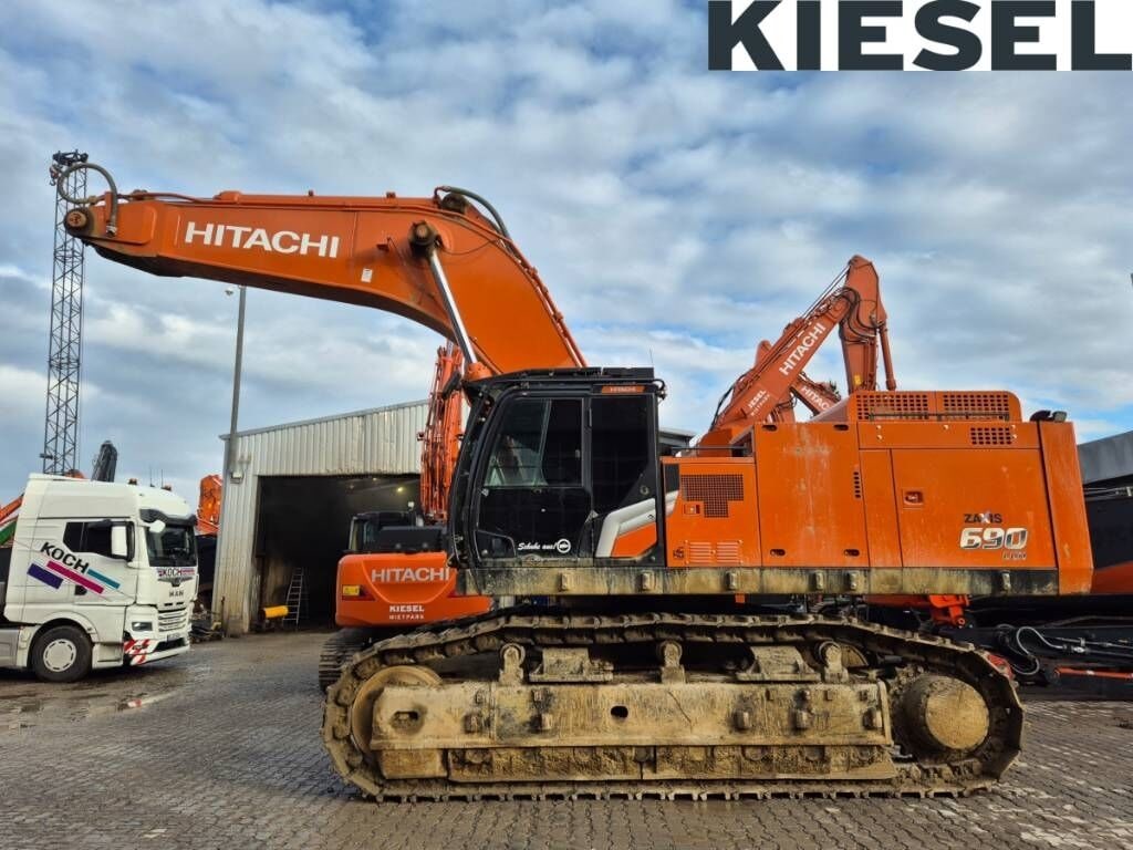 2022 Hitachi ZX690 LCH-7 crawler excavator, side profile view 2022 Hitachi ZX690 LCH-7 crawler excavator, side profile view