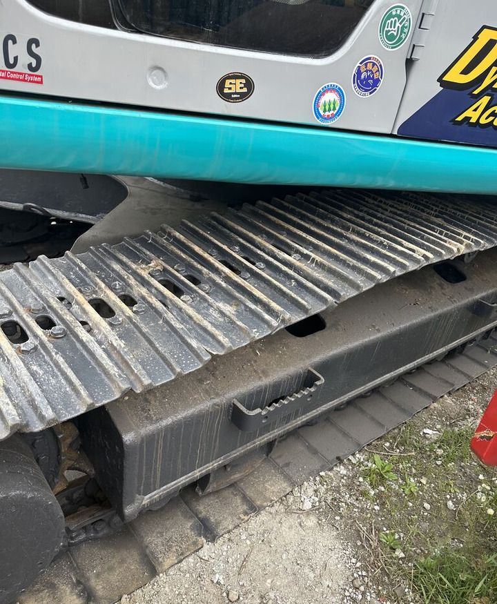2018 Kobelco SK200 crawler excavator undercarriage detail 2018 Kobelco SK200 crawler excavator undercarriage detail