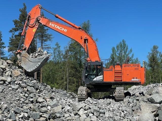 2018 Hitachi Zaxis 690 LCR crawler excavator side view