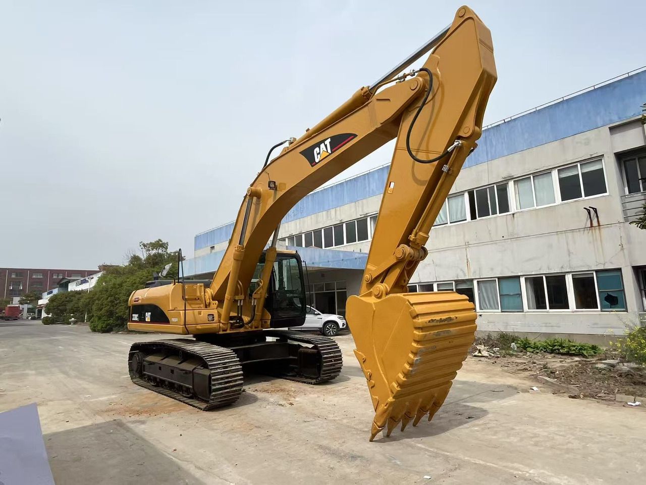 2019 Caterpillar 330CL crawler excavator, side view 2019 Caterpillar 330CL crawler excavator, side view